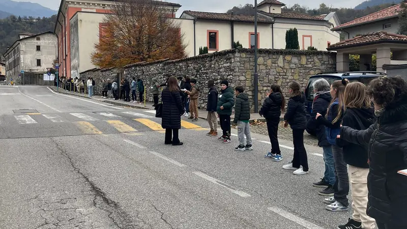 I bambini in strada per spostare i libri - © www.giornaledibrescia.it