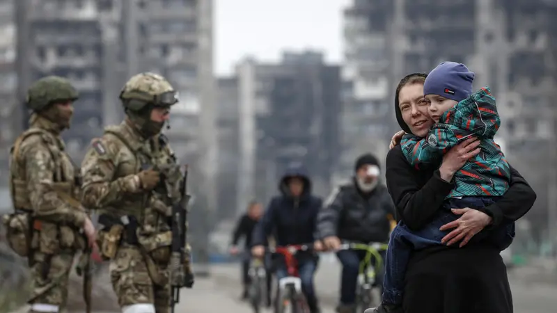 Una donna con un bambino a Mariupol - Foto Ansa © www.giornaledibrescia.it