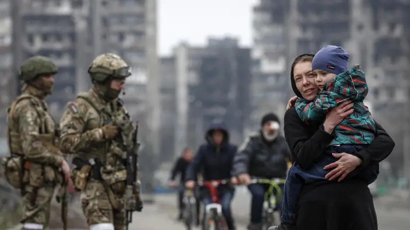 Una donna con un bambino a Mariupol - Foto Ansa © www.giornaledibrescia.it