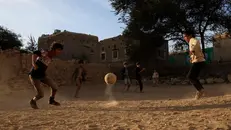 Un gruppo di bambini mentre gioca a calcio - Foto Epa © www.giornaledibrescia.it