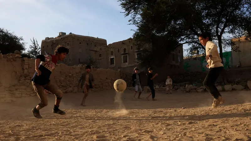 Un gruppo di bambini mentre gioca a calcio - Foto Epa © www.giornaledibrescia.it