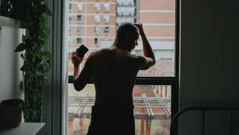 Un uomo alla finestra