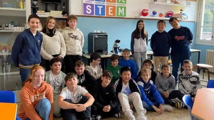 Alcuni studenti nel nuovo laboratorio Stem - © www.giornaledibrescia.it