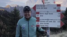 Dawa Sherpa su un sentiero bresciano