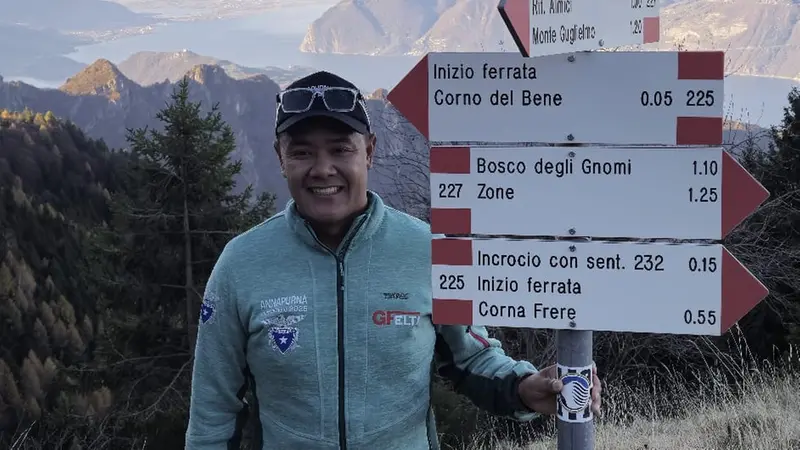Dawa Sherpa su un sentiero bresciano