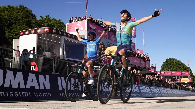 Scaroni sul traguardo del Giro d'Italia accanto al compagno Fortunato
