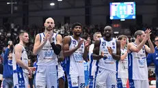 Bilan, Rivers, Mobio e Della Valle applaudono i tifosi della Germani presenti alla AlcottArena - Ph Ph. G. Masi / Ciamillo-Castoria