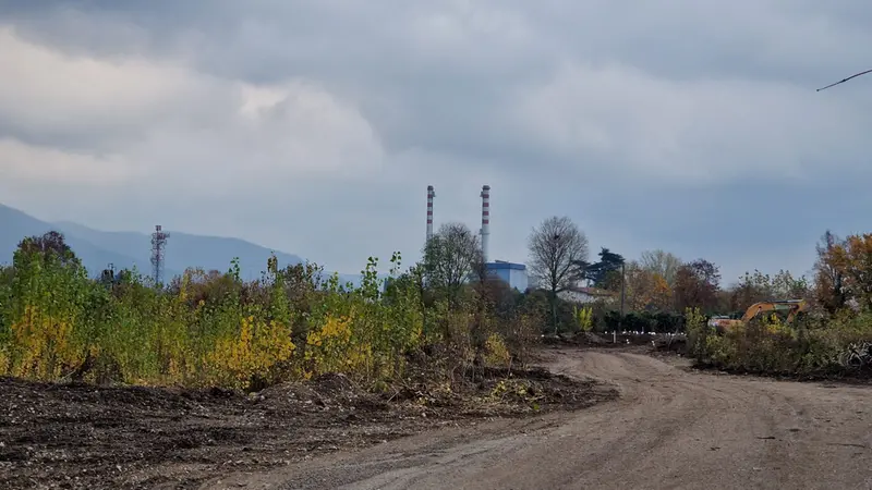 Ruspe al lavoro: operai in campo in questi giorni per ripulire lo spazio - © www.giornaledibrescia.it