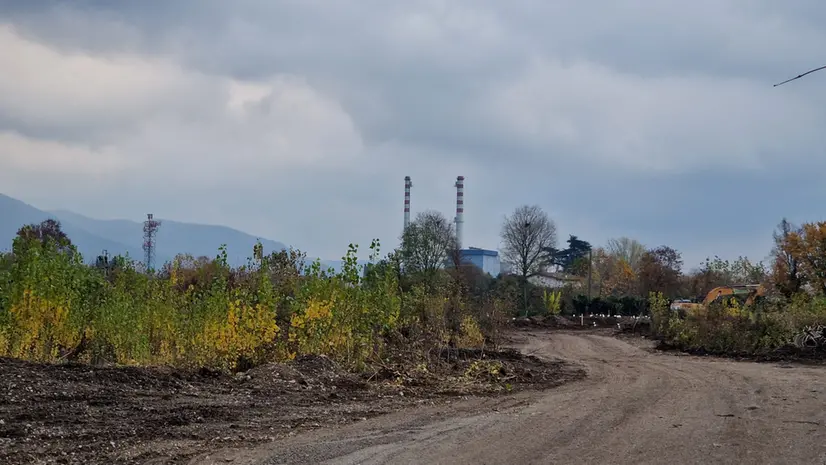 Ruspe al lavoro: operai in campo in questi giorni per ripulire lo spazio - © www.giornaledibrescia.it