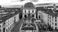 Piazza Loggia: il palazzo comunale e, in primo piano, i Macc dé le ùre - Foto BAMSPhoto