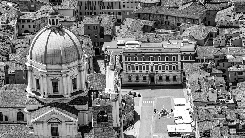 Dall’alto: piazza Paolo VI con il Duomo - Foto BAMSPhoto