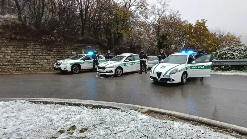 La Polizia locale in Maddalena - Foto Benini/Neg © www.giornaledibrescia.it