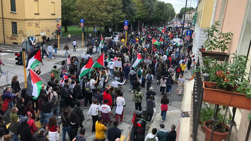 Il corteo ProPal a Brescia - © www.giornaledibrescia.it
