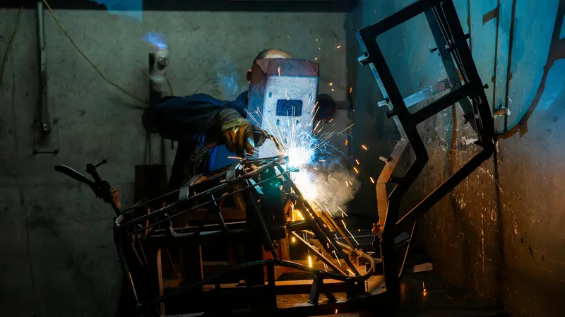 Un operaio impegnato in una saldatura