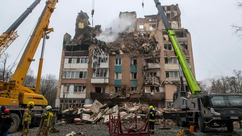 Soccorritori al lavoro dopo un raid russo nell'ovest dell'Ucraina - Foto Epa/Maxym Marusenko © www.giornaledibrescia.it