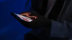 Un adolescente e il suo smartphone