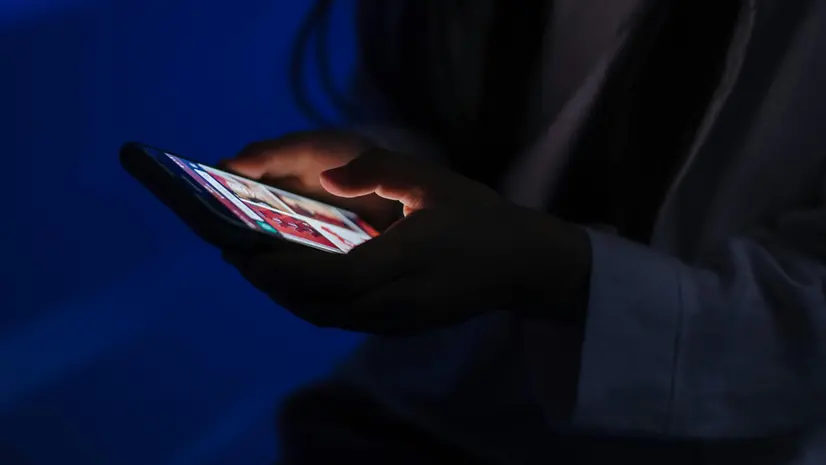 Un adolescente e il suo smartphone