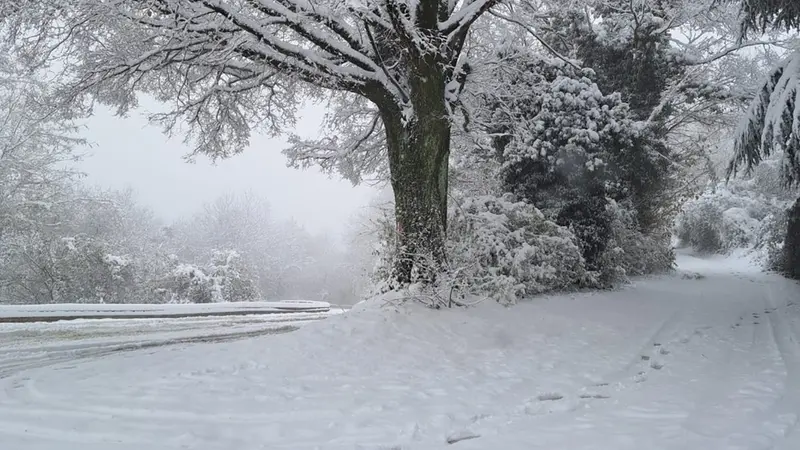 Ieri sera e questa mattina intervento antineve in Maddalena - © www.giornaledibrescia.it