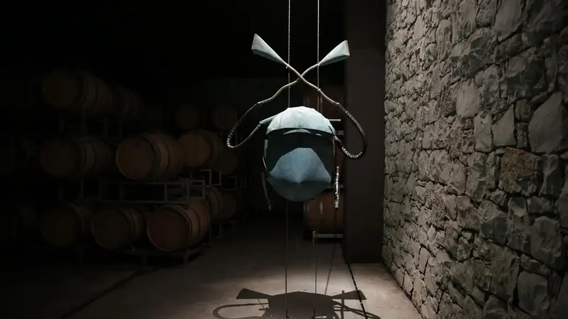 Vicino alle botti: la scultura è stata collocata nella barricaia - © www.giornaledibrescia.it