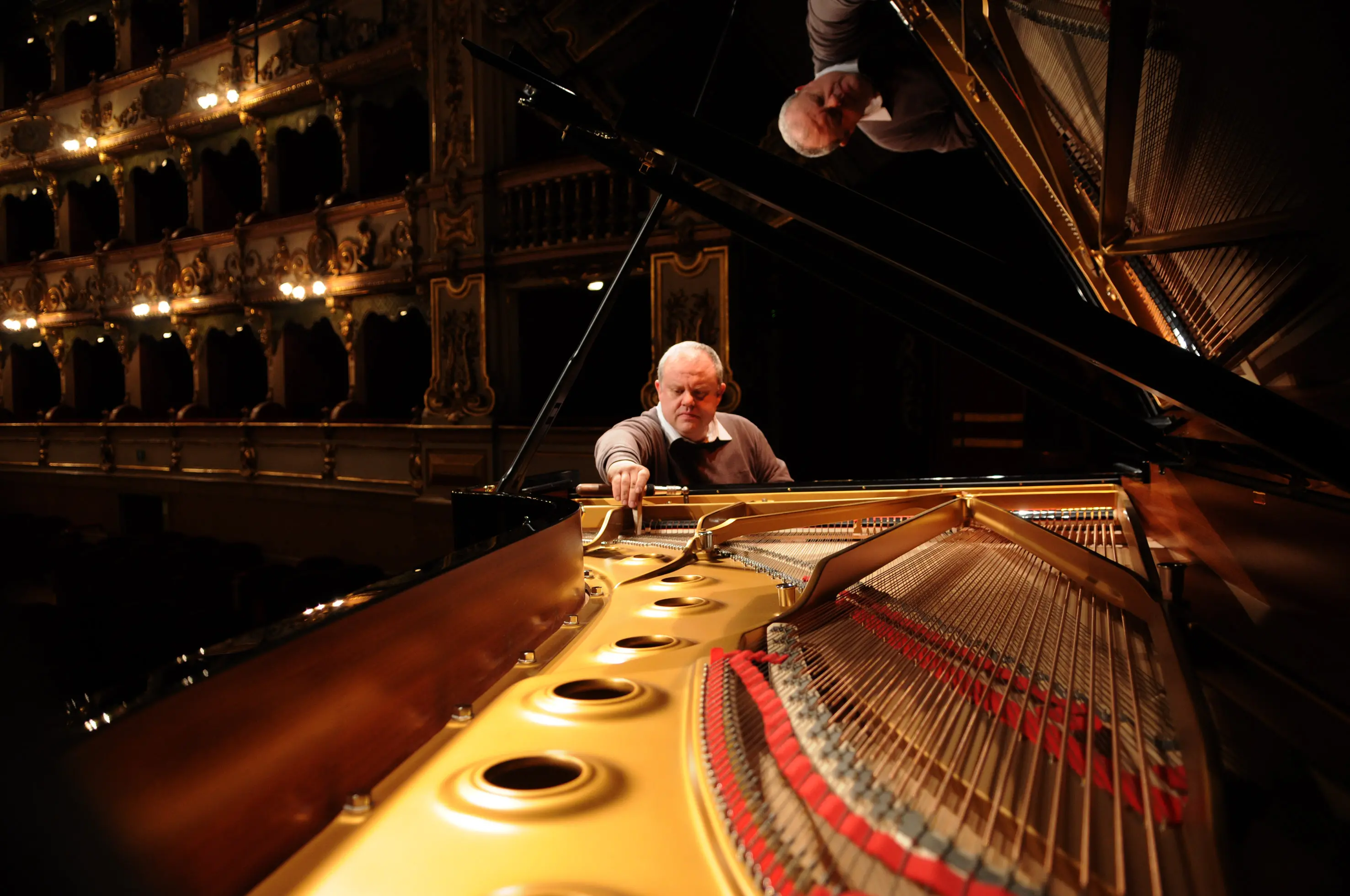 Sul palco del Teatro Grande, la delicata operazione di accordo di uno Steinway