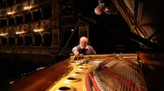 Sul palco del Teatro Grande, la delicata operazione di accordo di uno Steinway