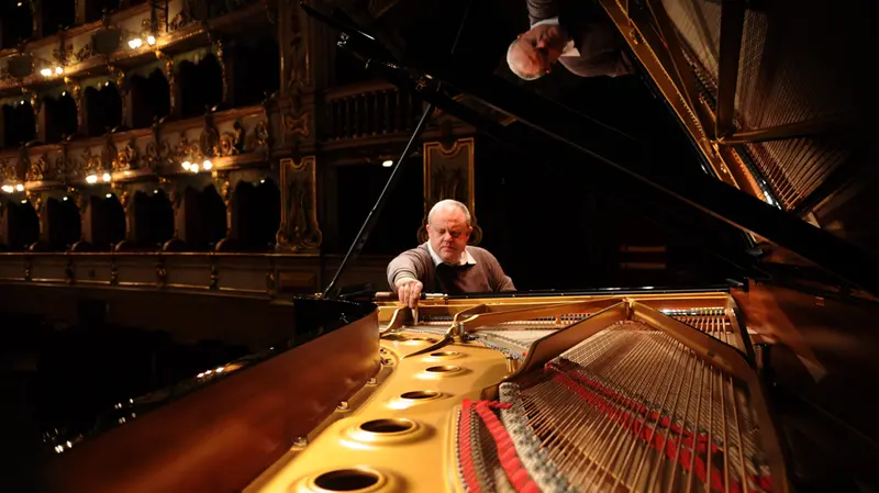 Sul palco del Teatro Grande, la delicata operazione di accordo di uno Steinway