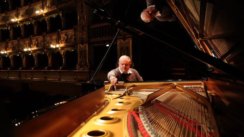 Sul palco del Teatro Grande, la delicata operazione di accordo di uno Steinway