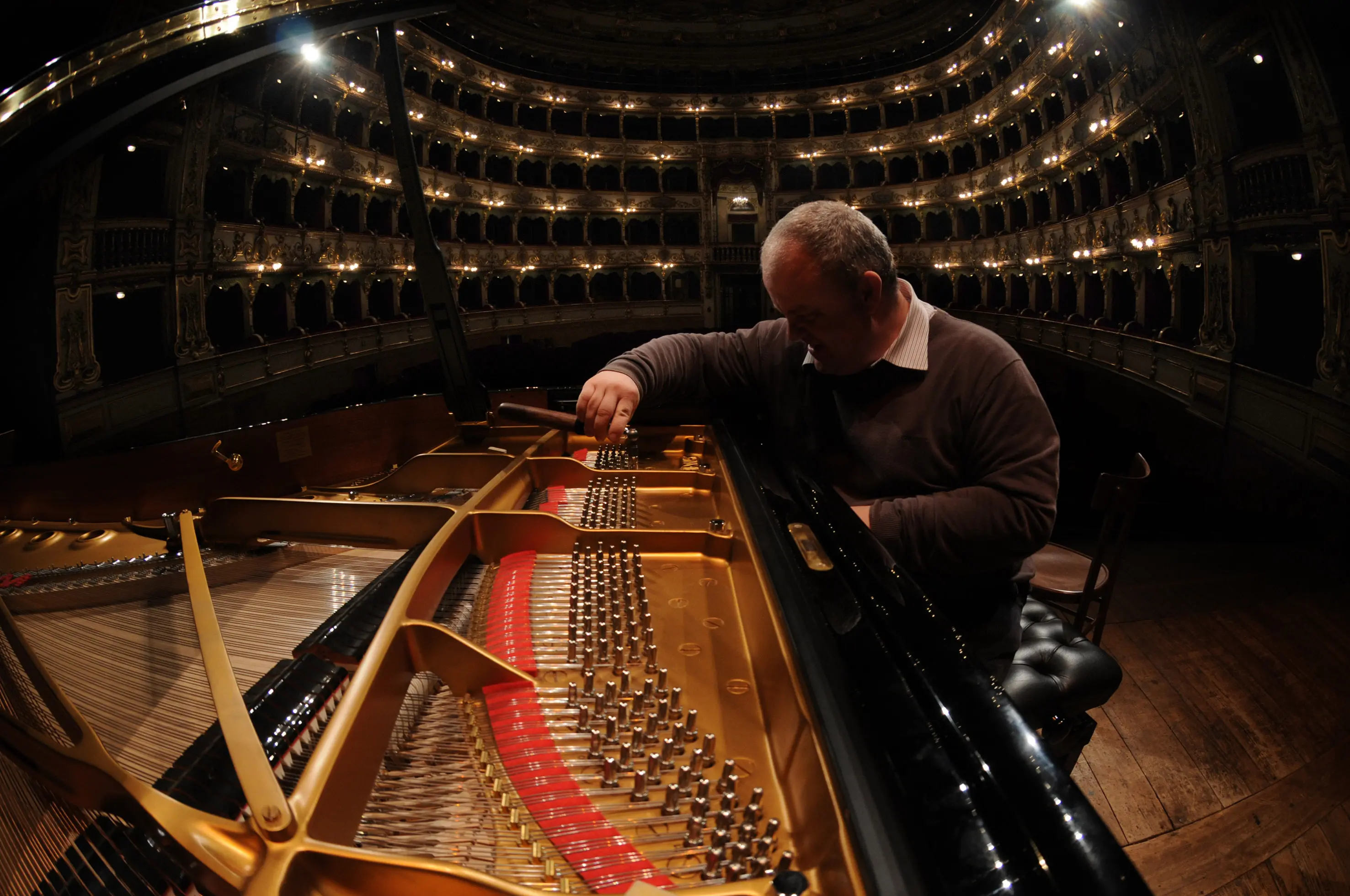 Sul palco del Teatro Grande, la delicata operazione di accordo di uno Steinway
