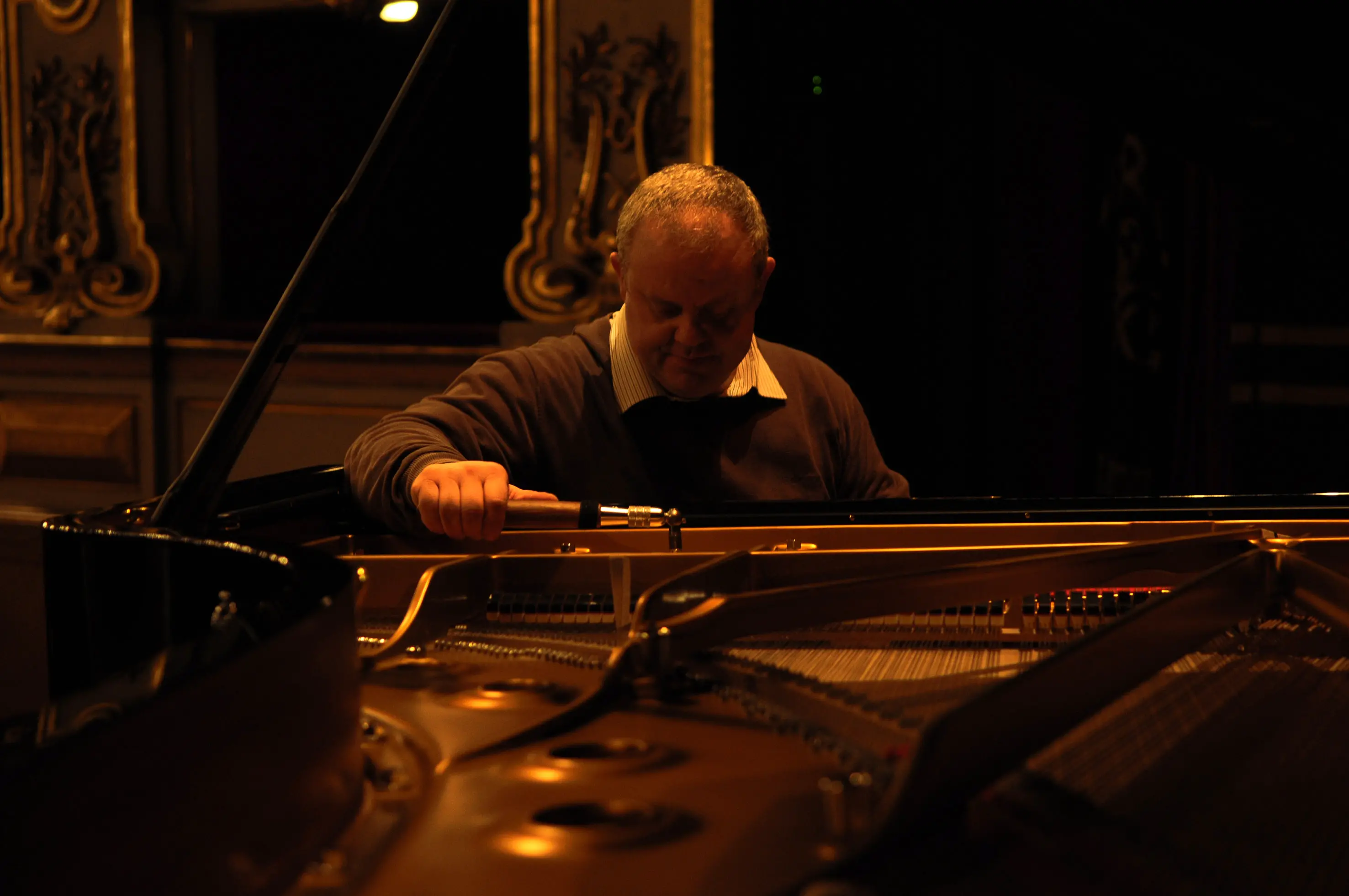 Sul palco del Teatro Grande, la delicata operazione di accordo di uno Steinway
