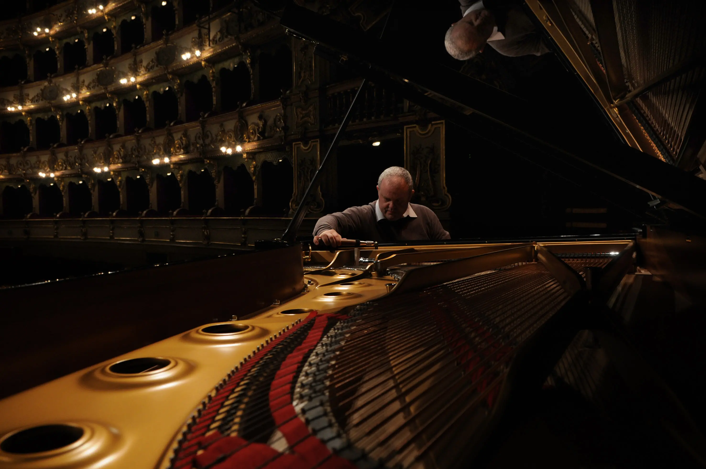 Sul palco del Teatro Grande, la delicata operazione di accordo di uno Steinway