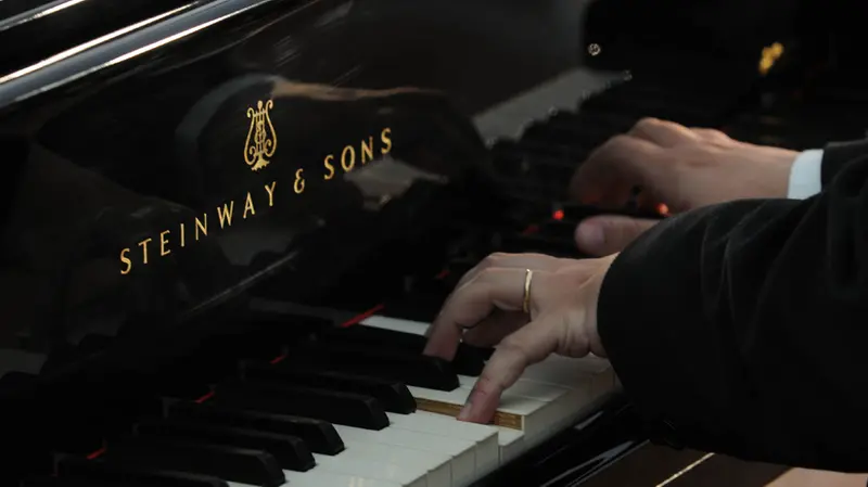Un pianista suona uno Steinway & sons - Foto New Reporter Favretto © www.giornaledibrescia.it