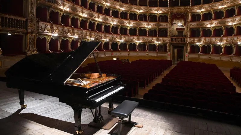 Uno Steinway sul palco del Grande - Foto New Reporter Favretto © www.giornaledibrescia.it