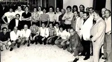 La squadra festeggia al ristorante La Comida: tra quelli in basso, Comassi è il terzo da destra - Foto Collezione Parizzi