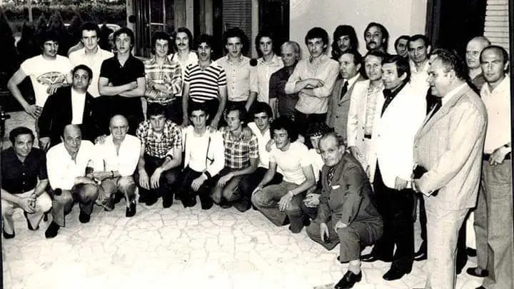 La squadra festeggia al ristorante La Comida: tra quelli in basso, Comassi è il terzo da destra - Foto Collezione Parizzi