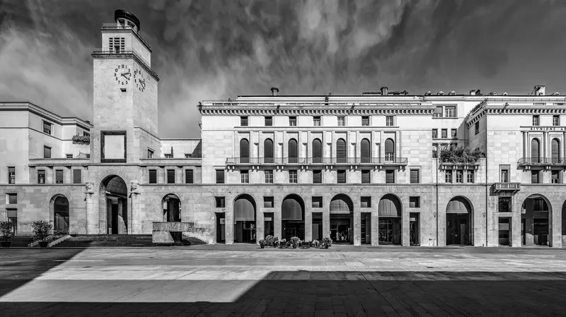 Fuori dal tempo: piazza Vittoria svuotata di ogni presenza - Foto BAMSPhoto