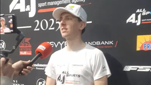 Pogacar alle prese con le interviste - © www.giornaledibrescia.it