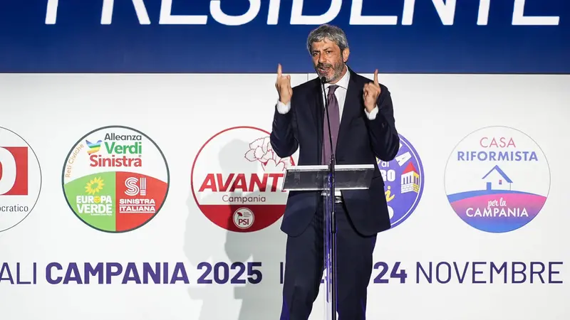 Regionali Campania, Fico alla chiusura della campagna elettorale del centrosinistra - Foto Ansa © www.giornaledibrescia.it