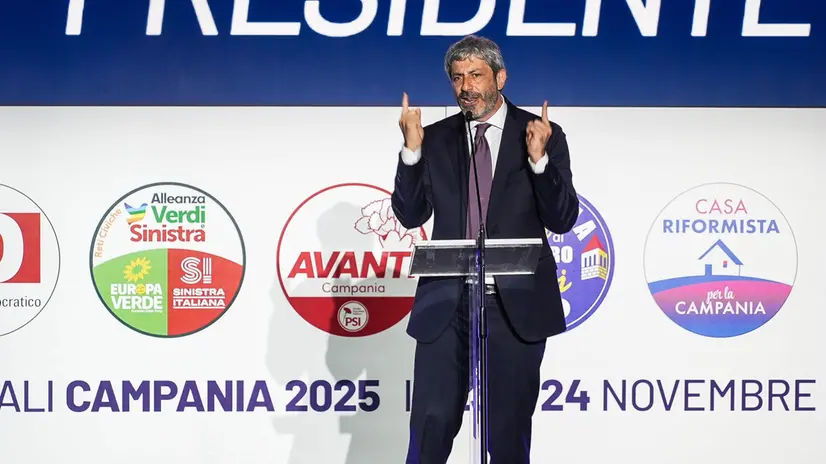 Regionali Campania, Fico alla chiusura della campagna elettorale del centrosinistra - Foto Ansa © www.giornaledibrescia.it