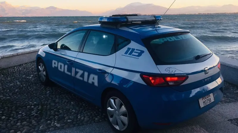L'automobile della Polizia sul lungolago di Desenzano