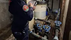 Una carabiniera forestale controlla un impianto