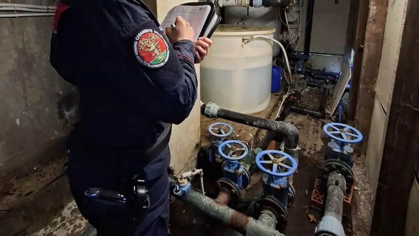 Una carabiniera forestale controlla un impianto