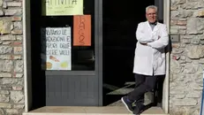 Claudio Poli fuori dalla sua storica bottega