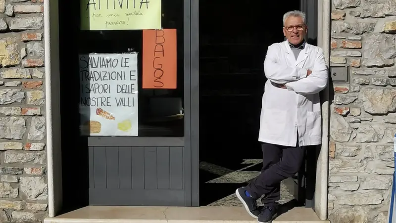 Claudio Poli fuori dalla sua storica bottega