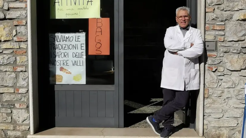 Claudio Poli fuori dalla sua storica bottega