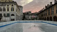 La pista di pattinaggio in piazza del Mercato