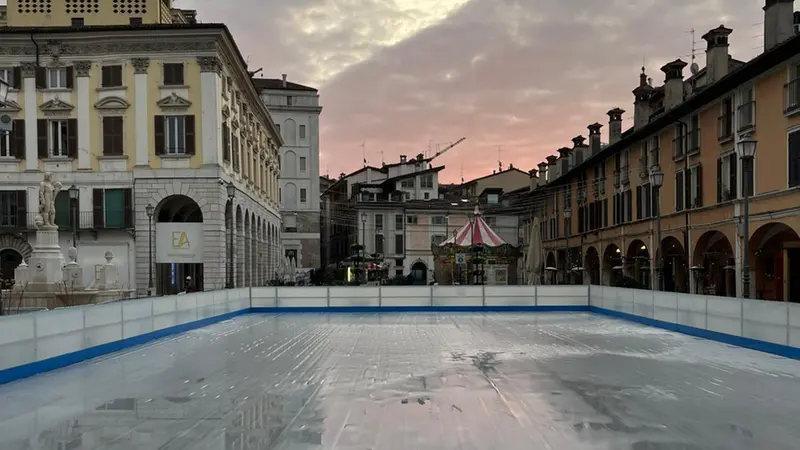 La pista di pattinaggio in piazza del Mercato