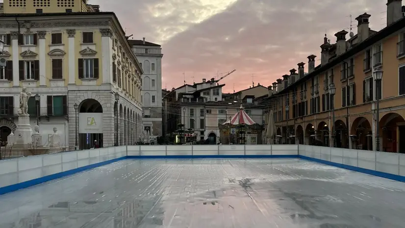 La pista di pattinaggio in piazza del Mercato