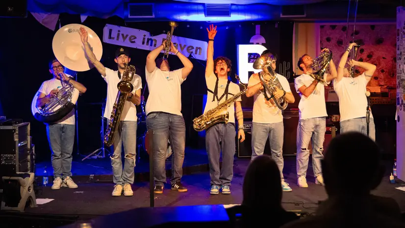 Il gruppo orceano durante un concerto - © www.giornaledibrescia.it