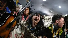 Una manifestazione a Belem: persone indigene chiedono giustizia ambientale per la loro terra - Foto Ansa © www.giornaledibrescia.it