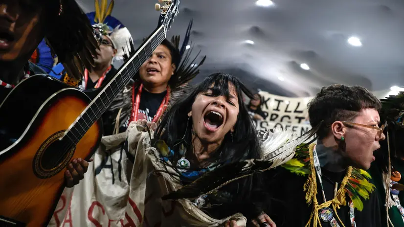 Una manifestazione a Belem: persone indigene chiedono giustizia ambientale per la loro terra - Foto Ansa © www.giornaledibrescia.it